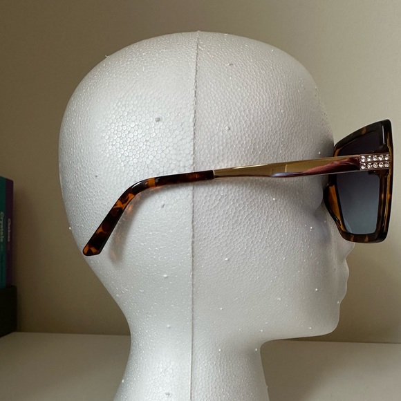 NEW one size fits most STYLISH SUNGLASSES - Picture 2 of 4